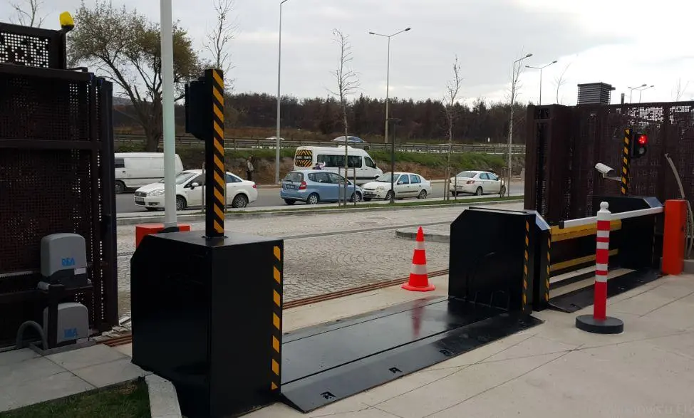 Automatic vehicle access control road blocker with security gate system in Pakistan